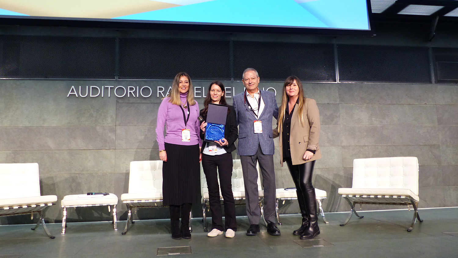 Foto con el premio en el auditorio 