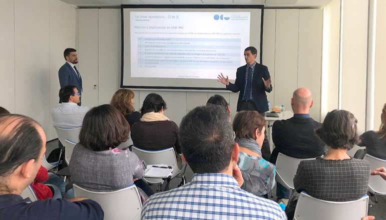 Sala con proyector donde se imparte el Foro de usuarios de UniversitasXXI