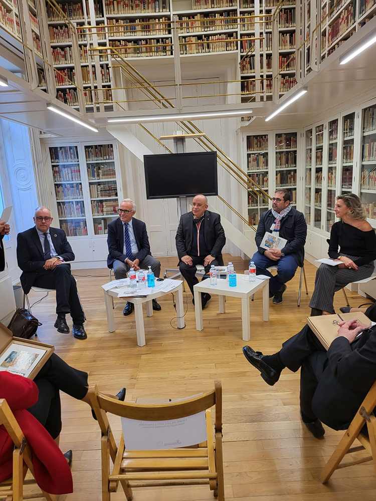 Rector de la UNAD y los participantes en el conversatorio