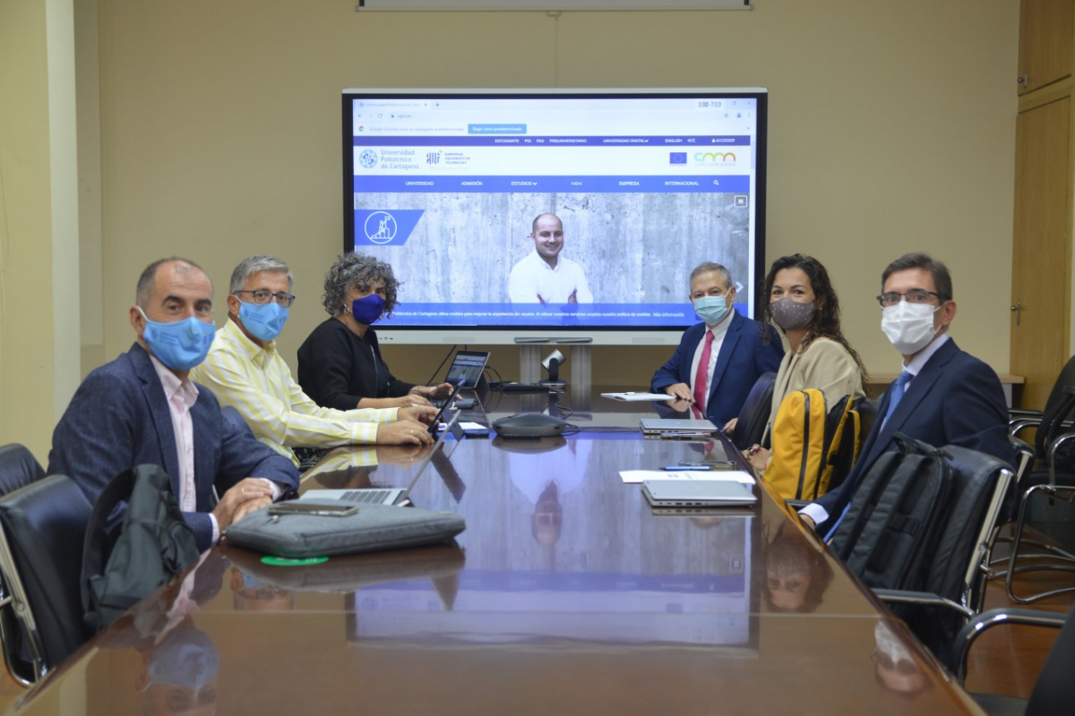 Participantes en la firma convenio Pontificia y UniversitasXXI