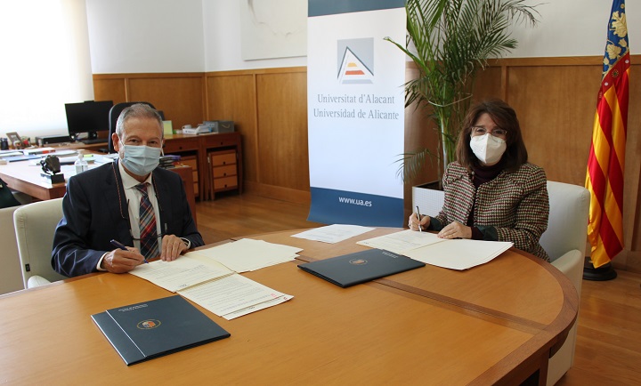 Fotografía del momento de la firma de la rectora y del director General de UNIVERSITAS XXI
