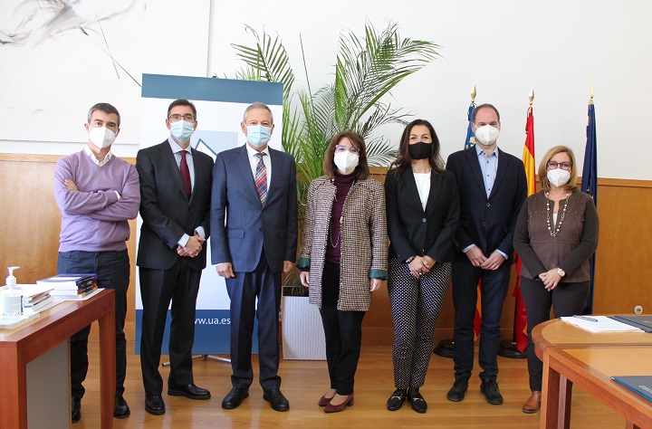 Foto de familia de la formalización del contrato.