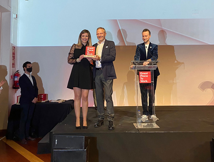 Santos Pavón y Belén Pavón recogiendo el premio
