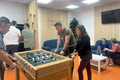 Personal jugando al futbolín en el comedor de UNIVERSITAS XXI