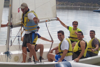 Evento en lago con personal navegando en barca