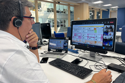 Técnico trabajando con ordenador